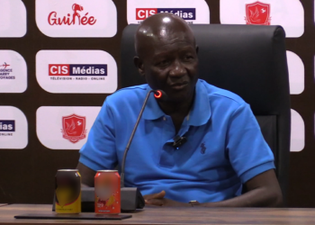 Nouhoum Diané, entraîneur du Horoya AC, lors de la conférence de presse avant le match contre Al Merreikh.