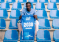 Ibrahima Sory Bangoura, milieu de terrain guinéen du KRC Genk, dont le contrat est prolongé jusqu’en 2030.