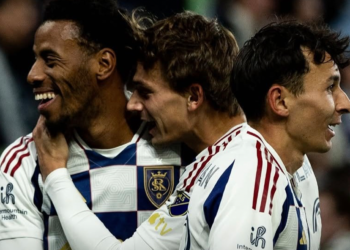 Morgan Guilavogui célèbre son doublé lors de la victoire du Real Salt Lake contre Kansas City en MLS.