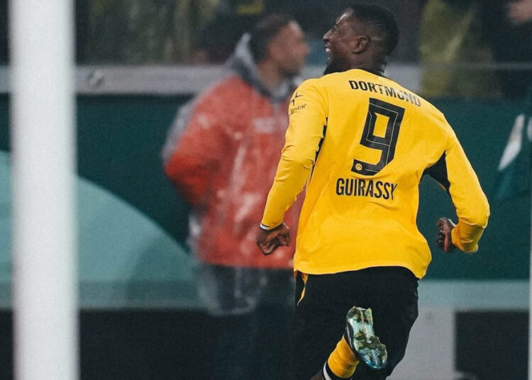 Serhou Guirassy célèbre son but lors du Klassiker entre le Borussia Dortmund et le Bayern Munich.