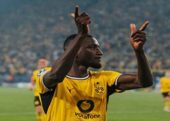 Serhou Guirassy sous le maillot du Borussia Dortmund lors d’un match de football.